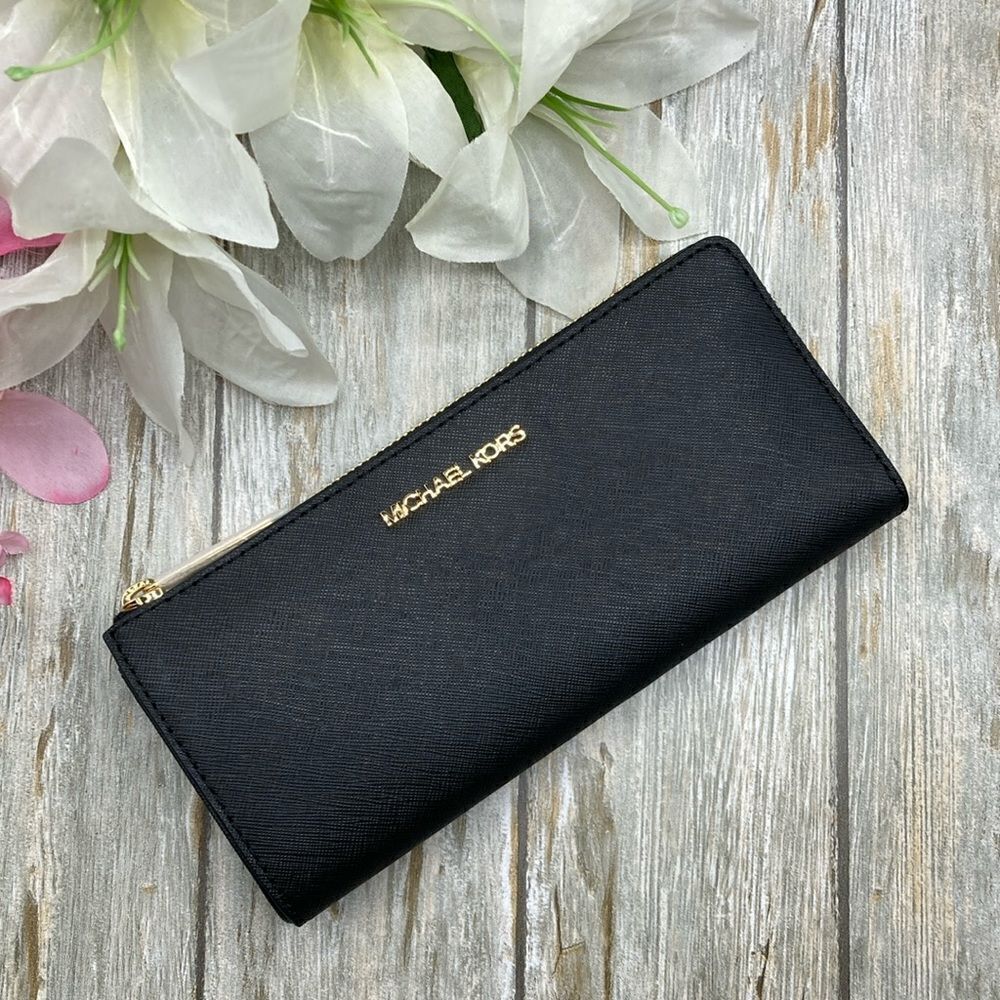Michael Kors Jet Set Travel Large Saffiano Leather Quarter-Zip Wallet Bag Purse